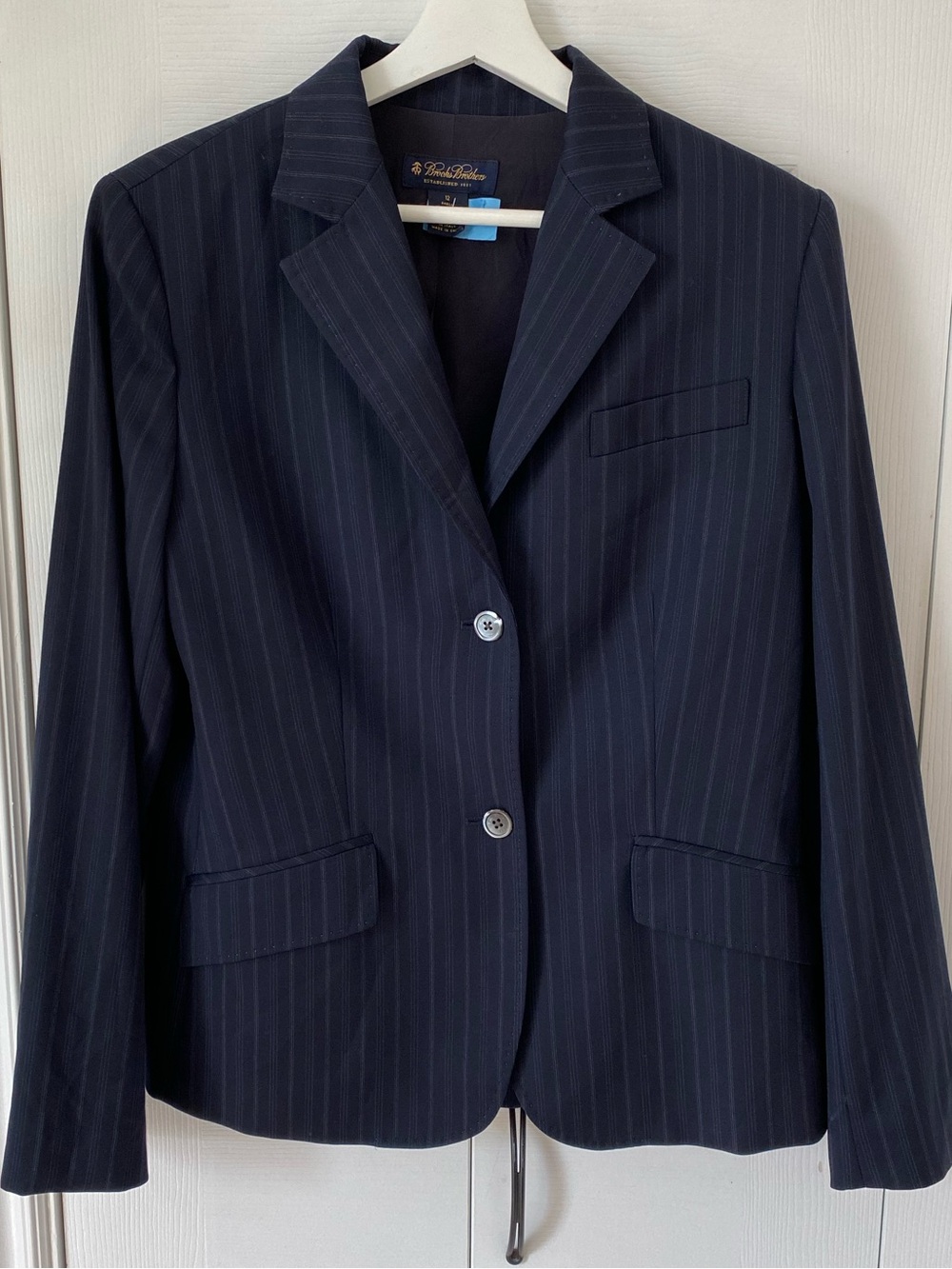Brooks Brothers Navy Pinstripe Blazer 100% wool
Lining 100% silk MOP buttons 12